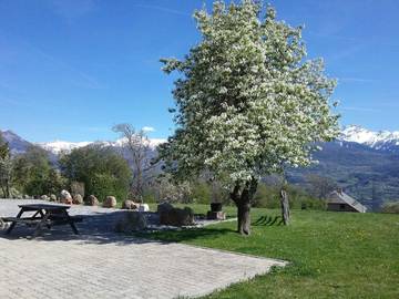 Gîte pour 4 personnes, avec jardin et vue à Puy-Sanières