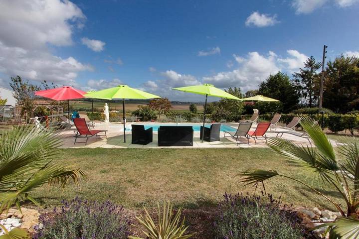 Location de vacances pour 2 personnes, avec jardin ainsi que piscine et vue, adapté aux familles à Saint-Maigrin - 3