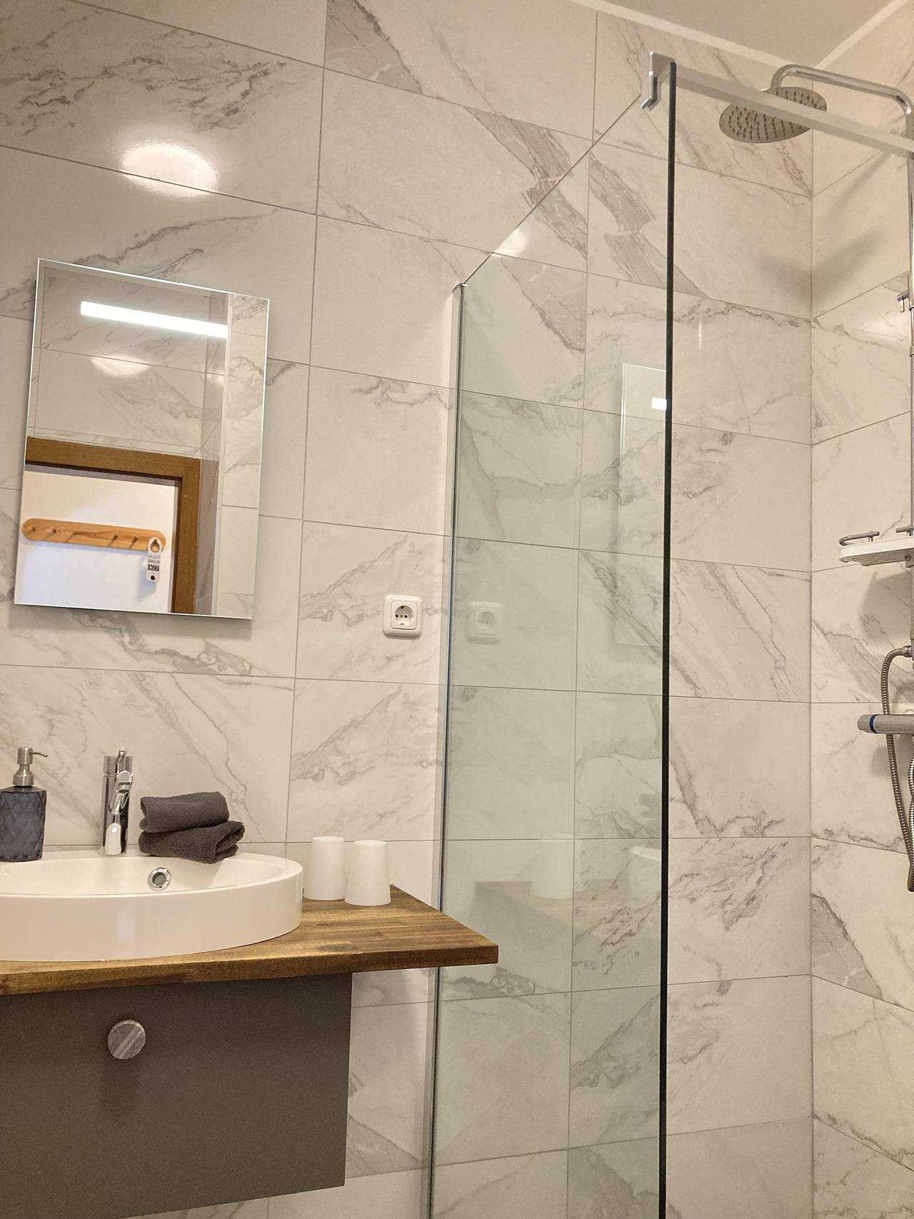 Ganze Ferienwohnung, Apartment Seeblick 24 in Feld am See, Klagenfurt-Villach