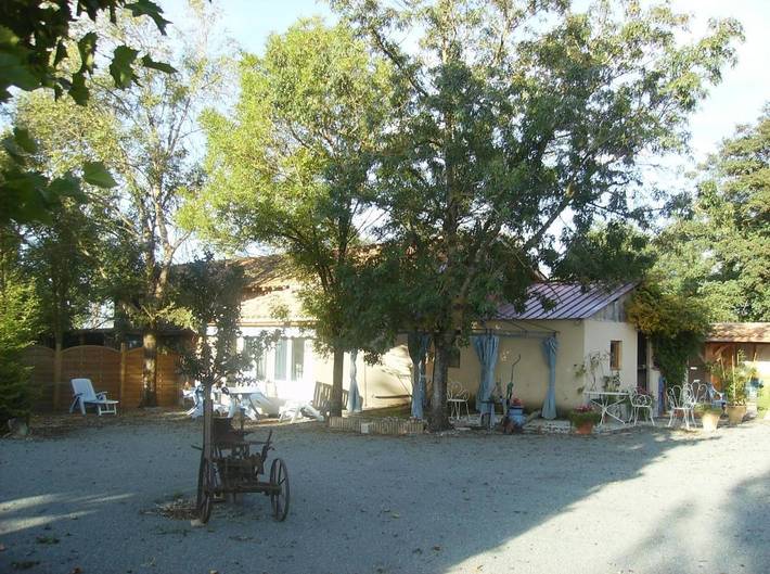 Gîte pour 5 personnes, avec vue ainsi que piscine et jardin à Castillonnès