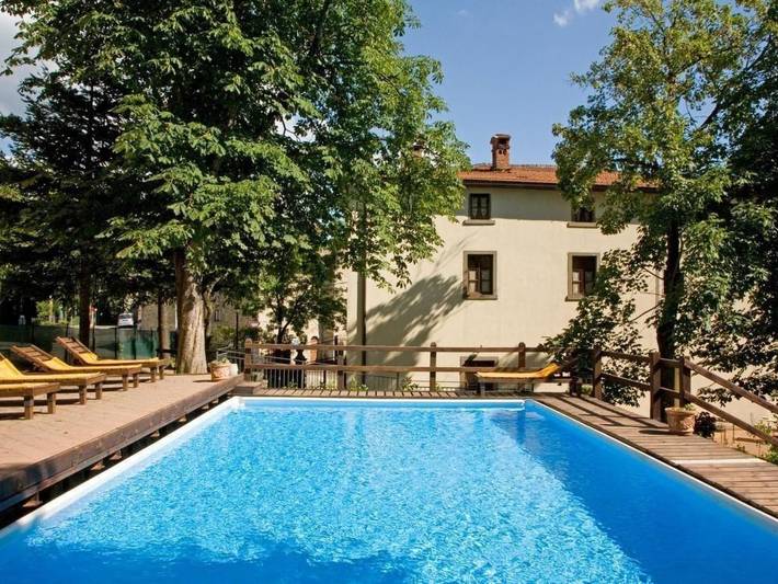 Agriturismo per 22 persone, con terrazza e giardino nonché piscina, con animali domestici a Pratovecchio Stia