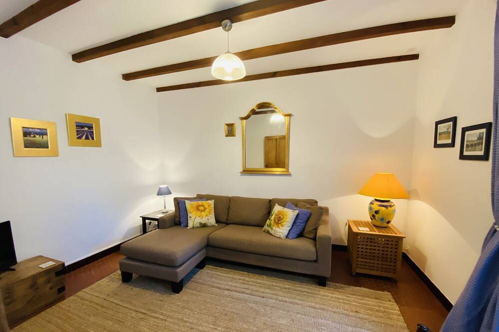 Cosy French cottage with luxury bath in Ruffec, Charente