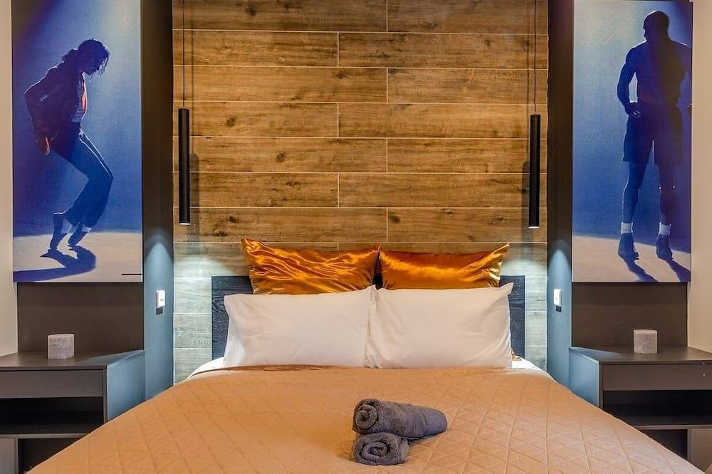 Fortress Villa w/3 Pools, Hot tub & Lagoon views in Għajnsielem, Gozo