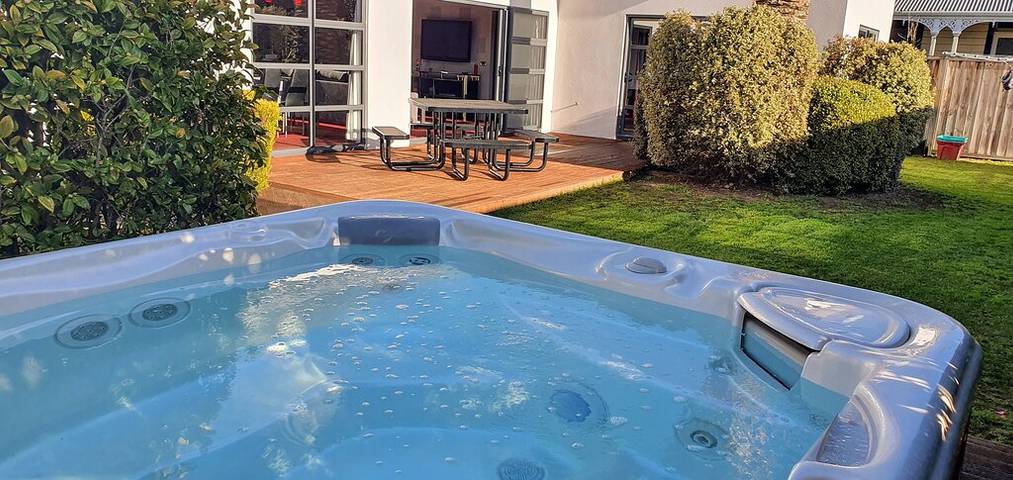 Holiday home for 8 people, with hot tub and garden in Martinborough