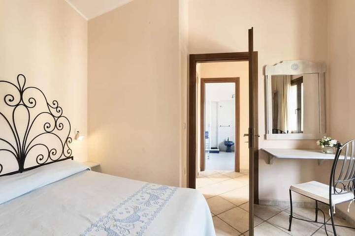 Entire apartment, Nice apartment on the first floor with sea view of about 45 m2 equipped with air conditioning and wi fi connection, composed of a living room with equipped kitchenette, fridge and flat screen television.A double or twin bedroom and a single bedroom, bath in Bosa Marina, Bosa