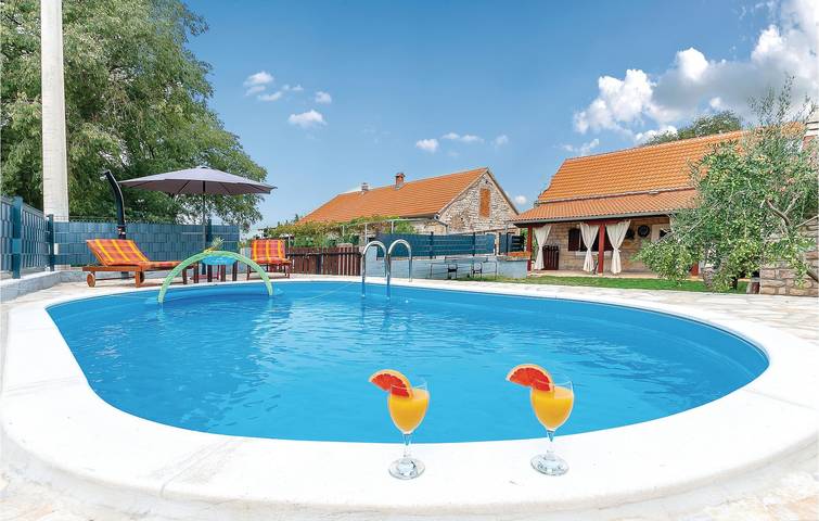 Geräumige 112 m² große Ferienwohnung mit Pool, Terrasse und WLAN in der Nähe des Flusses Krka in Puljane, Dalmatinisches Zagora