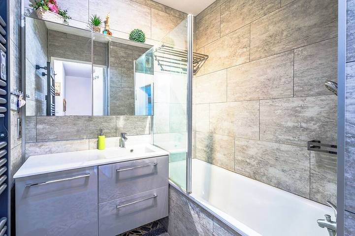Gîte pour 6 personnes, avec piscine ainsi que terrasse et jardin, animaux acceptés à La Rivière-Saint-Sauveur - 4