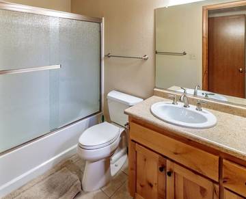 Log Cabin for 15 Guests in Bass Lake, Madera County, Picture 3