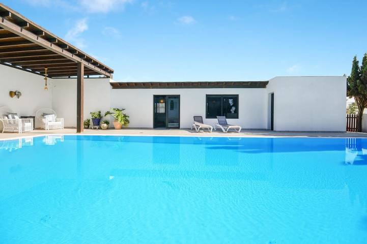 Villa pour 3 personnes, avec piscine ainsi que terrasse et jardin