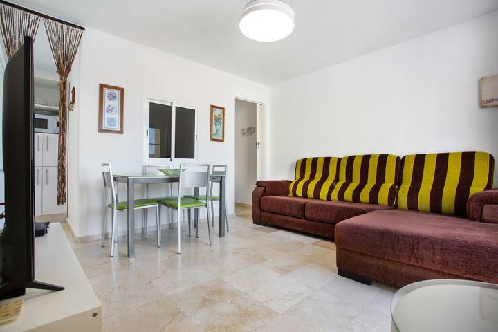 Apartamento entero, Apartamento de vacaciones 'Marysol' con piscina compartida, terraza privada y Wi-Fi in Caleta de Fuste, Antigua