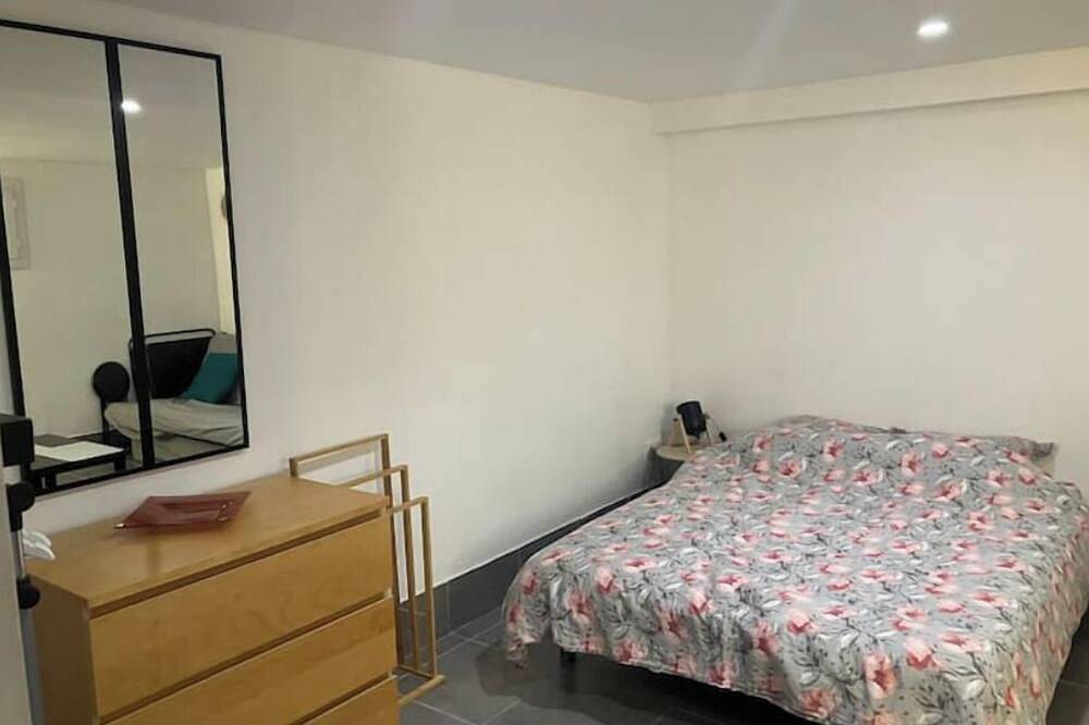 Room in Angers near the streetcar with shared kitchen and bathroom in Angers, Angers region