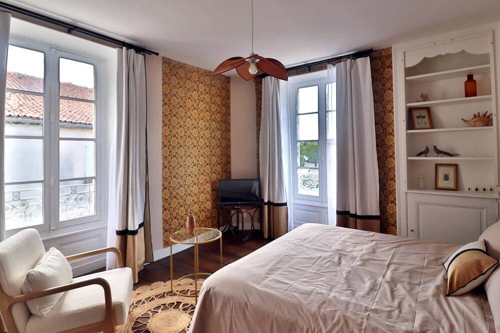 Chambre Des Curiosités - Salle d'eau partagée in Montbron, Charente
