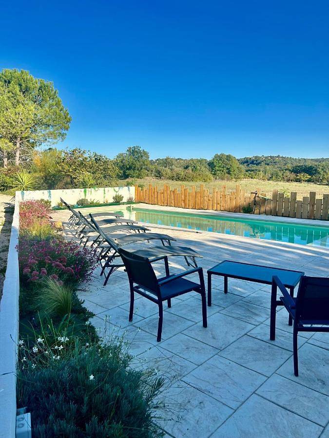 Location de vacances pour 13 personnes, avec Jacuzzi et Terrasse ainsi que Jardin et Piscine à Mons (Gard)