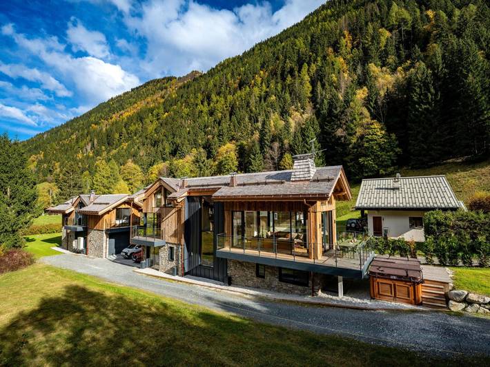 Vacation rental for 12 people, with balcony and sauna as well as yard and pool, kid friendly in Chamonix-Mont-Blanc