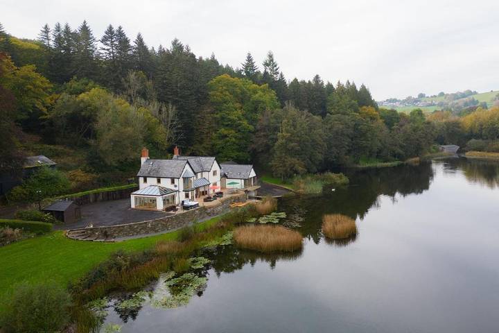 Holiday rental for 10 people, with Balcony and Hot tub as well as Terrace and Garden in Brecon Beacons