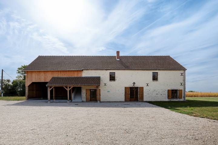 Ferienhaus 'La Colonie – Grange Arthuis' mit Terrasse, WLAN und Klimaanlage in Lavau, Loire-Tal