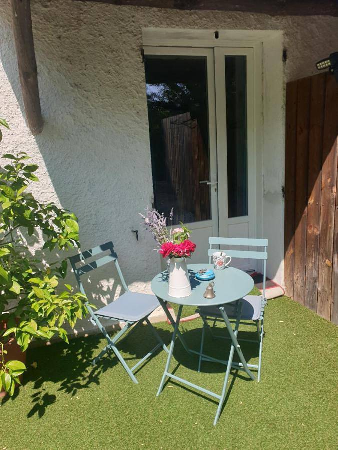 Chambre d’hôte pour 2 personnes, avec jardin ainsi que piscine et vue