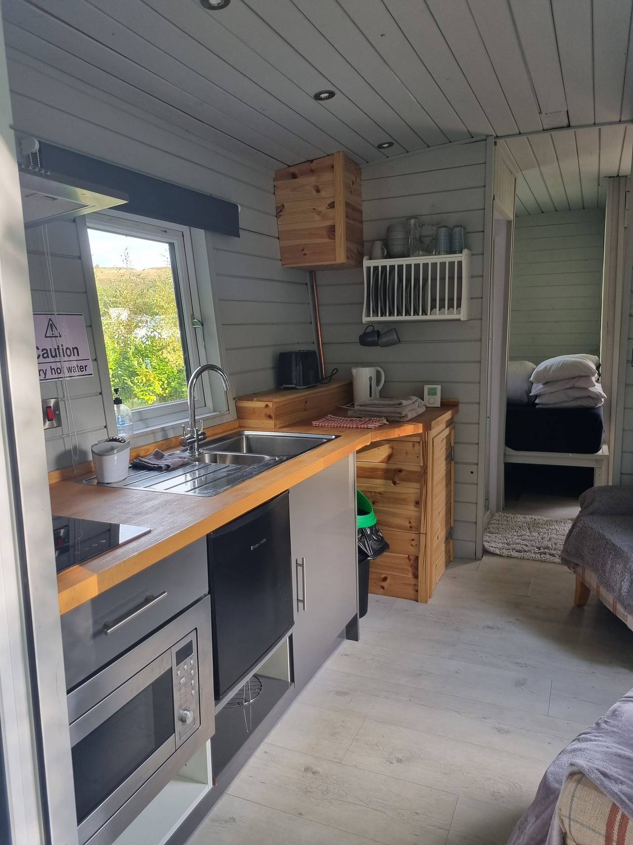 Glamping Hut - Sleeps 2, hot tub & parking in Powys