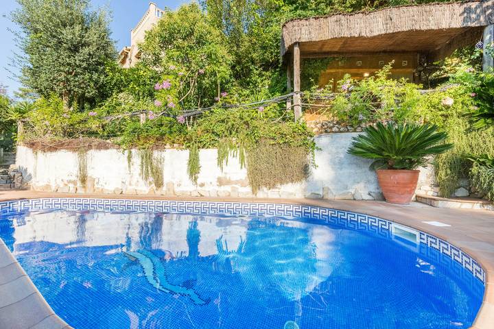 Cheap villa for 9 people, with garden and terrace in Lloret de Mar