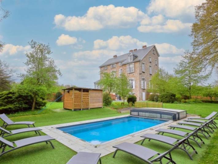 Vakantiehuis voor 24 personen, met Terras en Tuin in Nassogne