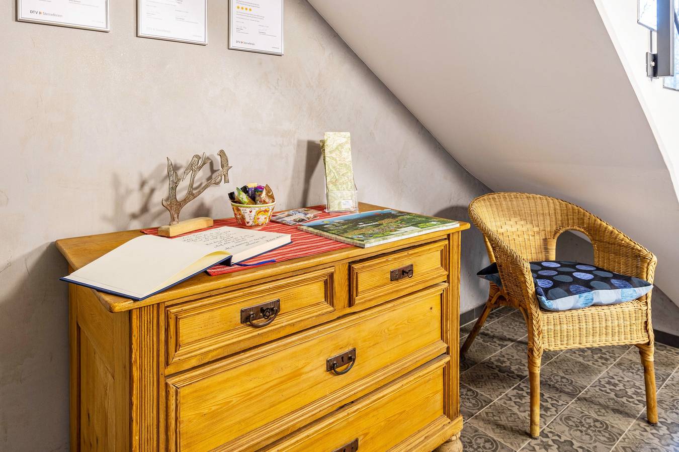 Ganze Wohnung, Apartment 'Ferienwohnung Drossel D, 50qm' mit Bergblick, gemeinsamer Terrasse und Wlan in Lennestadt, Sauerland