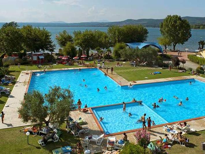 Ferienhaus für 4 Personen, mit Terrasse und Kinderpool sowie Pool am Bolsenasee