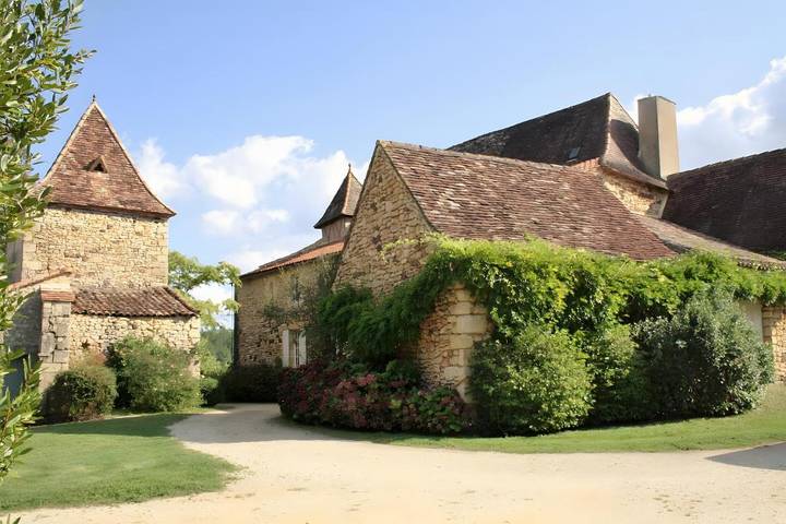 Location de vacances pour 13 personnes, avec Terrasse et Jardin ainsi que Piscine et Vue à Molières (région de Bergerac)