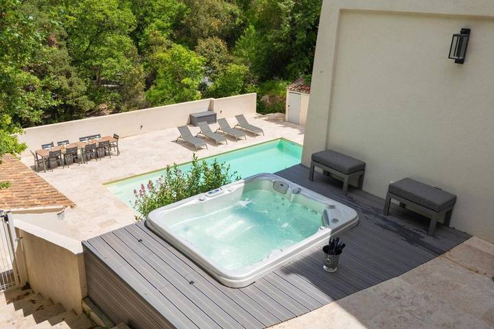 Location de vacances pour 14 personnes, avec jacuzzi ainsi que piscine et terrasse à Mimet - 2