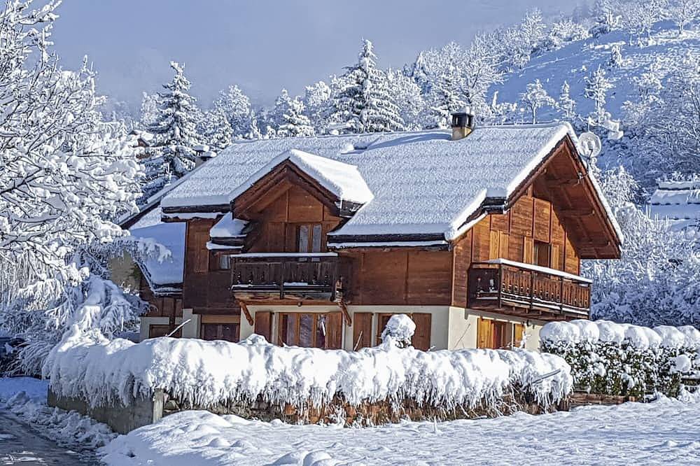 Magnifique chalet avec jacuzzi et vue sur la montage à Serre Chevalier in Saint-Chaffrey, Serre Chevalier