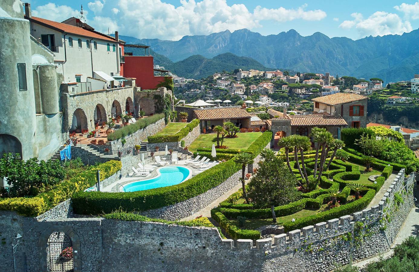Villa Favara in Pontone, Scala