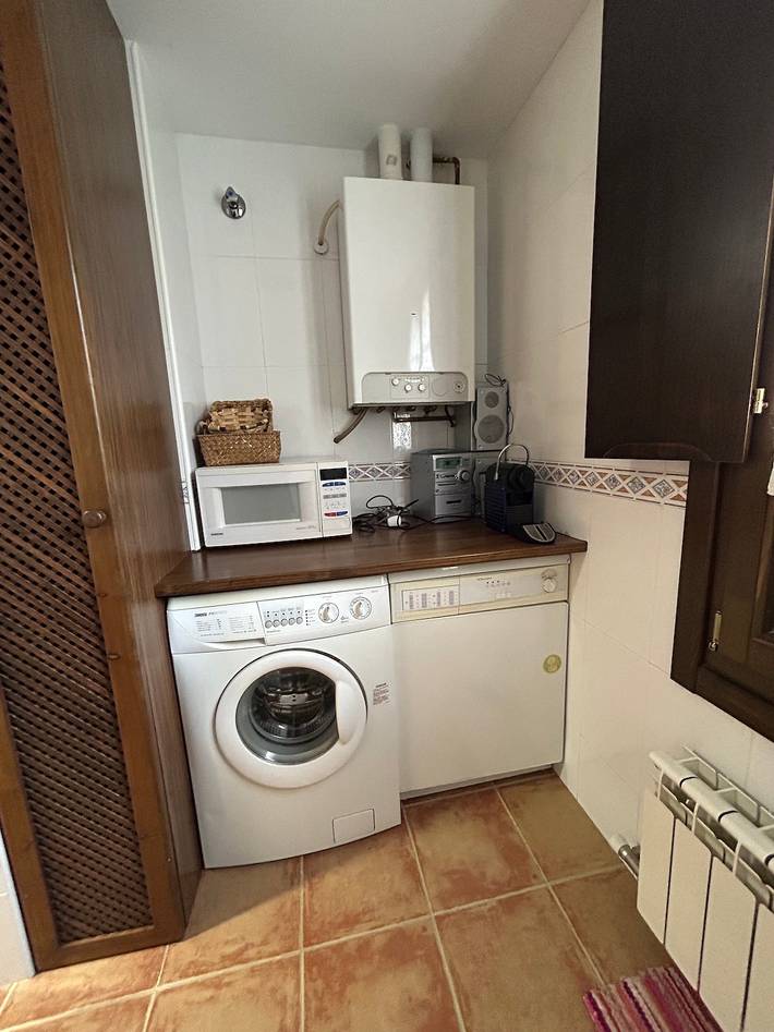 Apartamento entero, Vivienda Renovada con Gran Terraza, Vistas a la Montaña, Piscina y Wi-Fi in Jaca, Pirineo Aragonés