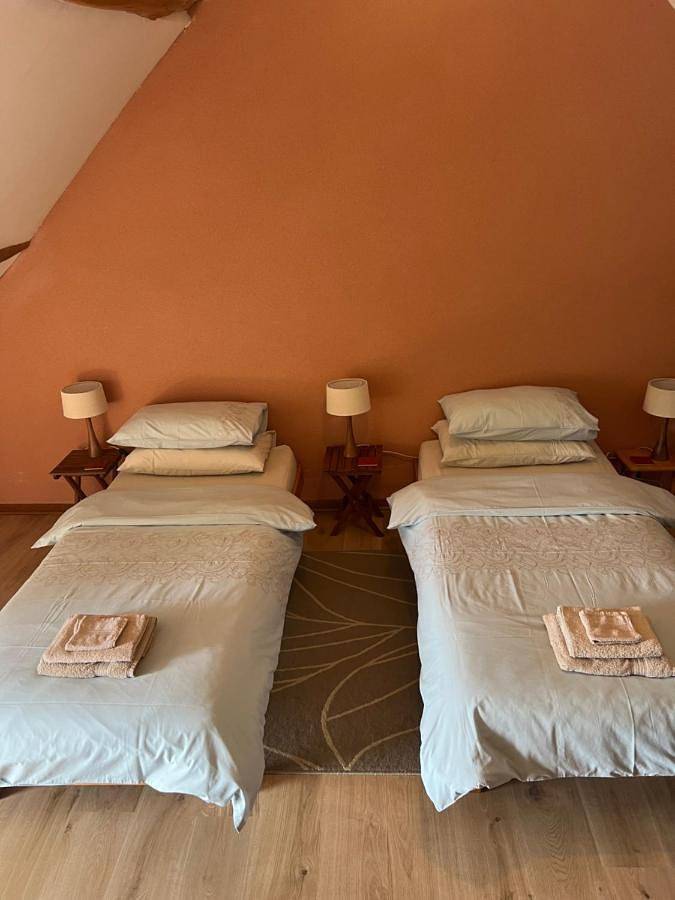 Parc de vacances pour 5 personnes, avec piscine ainsi que terrasse et jardin à Le Petit-Pressigny - 2