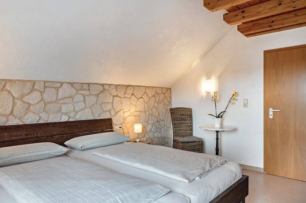 Ganze Wohnung, Ferienwohnung mit Blick auf Heilsberg,mit Balkon und Wi-Fi in Hilzingen, Hegau