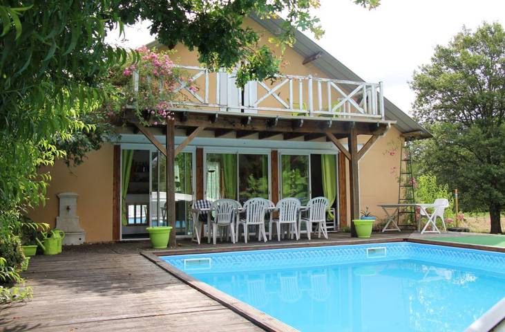 Gîte pour 3 personnes, avec piscine et jardin dans Saint-Parize-en-Viry