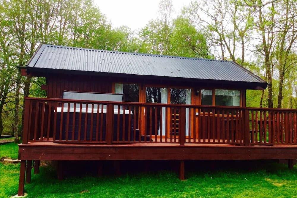 Elevated Loch View Cabin with Wifi, Electric Hot Tub and Mountain Views in Argyll & Bute