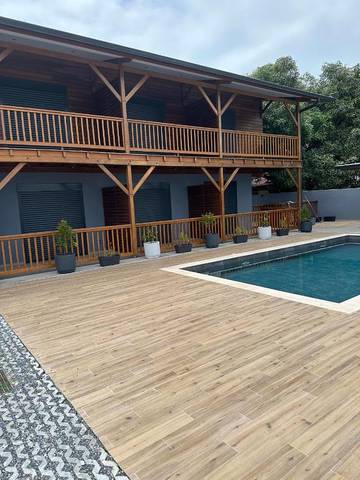 Gîte pour 2 personnes, avec terrasse ainsi que piscine et jardin dans Plage de Montabo