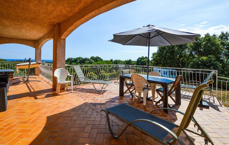 Entire holiday apartment, Cozy 2km to Beach: 100m² Apartment with Terrace & Parking in Cervione, Corte region