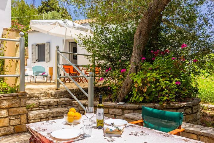 Apartment for 2 people, with garden and terrace in Paxos