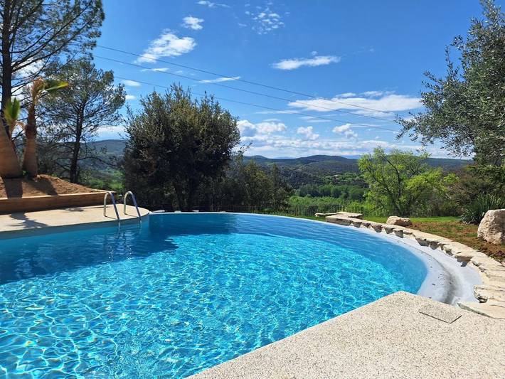 Hôtel pour 2 personnes, avec piscine ainsi que terrasse et jardin à Montclus