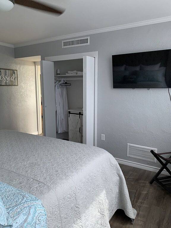 Vacation rental for 4 people, with balcony and pool as well as yard in Hot Springs