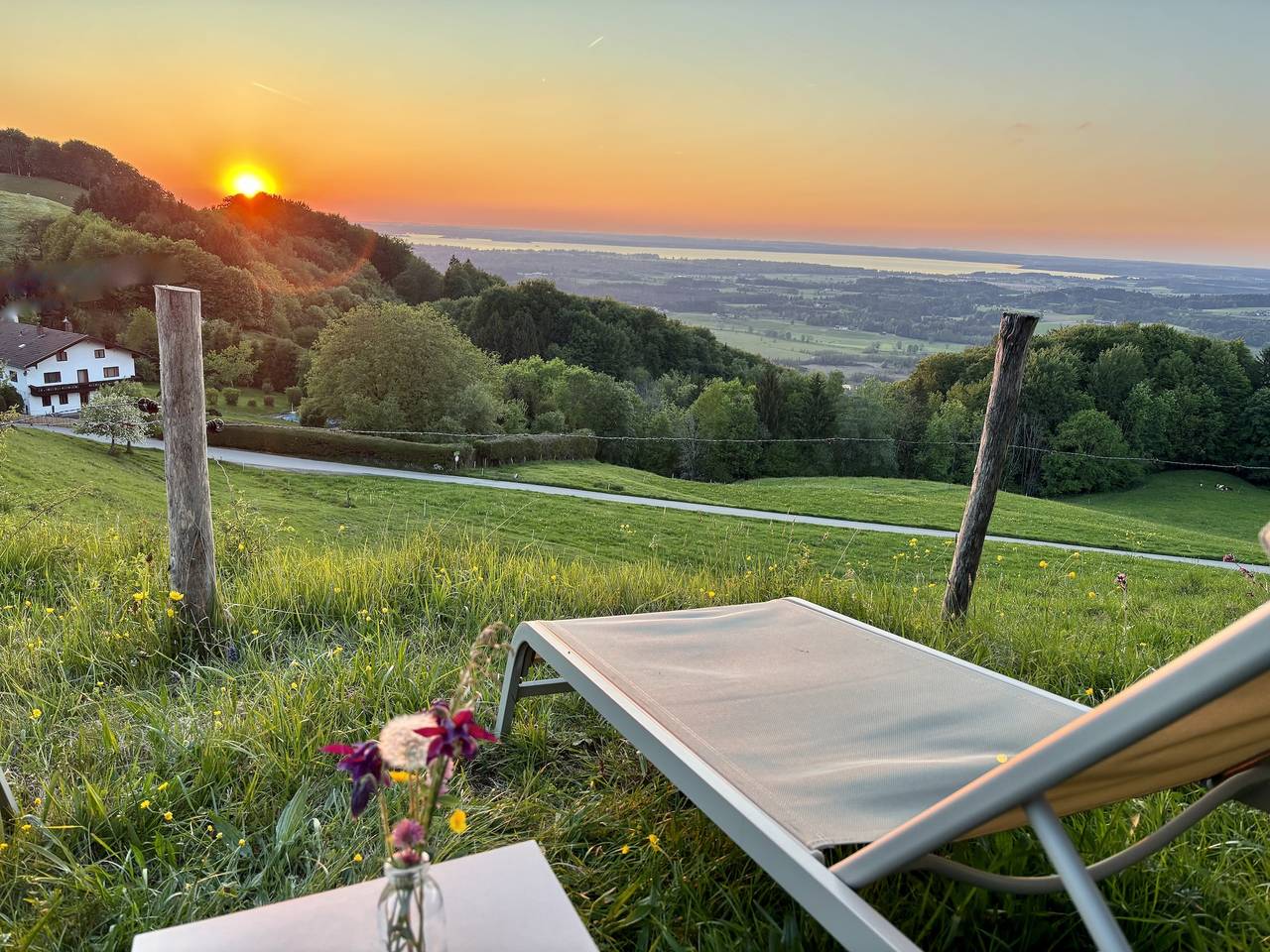 Siglhof am Pattenberg - Hochfellnblick bis 4 Pers. mit 1 Schlafzimmer und 1 Wohn-Schlafraum im Obergschoß mit Balkon in sehr ruhiger Lage in Bergen (Chiemgau), Chiemsee