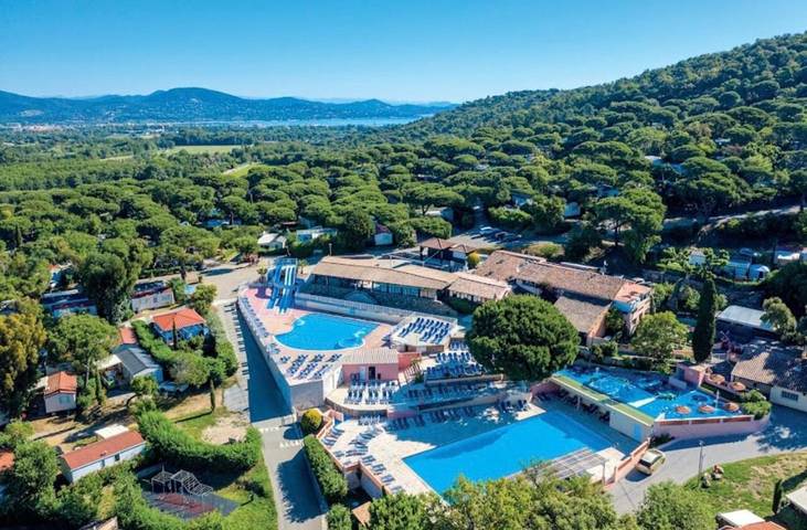 Camping pour 6 personnes, avec Jacuzzi et Terrasse ainsi que Jardin et Piscine