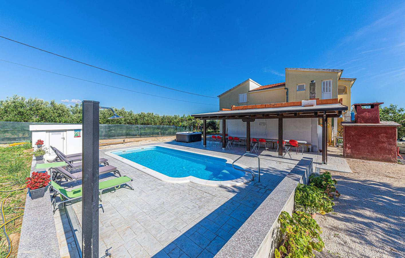 Ganze Ferienwohnung, Gemütliche 2-Zimmer-Wohnung mit Terrasse, in der Nähe des Strandes von Divulje in Kastel Novi, Kaštela