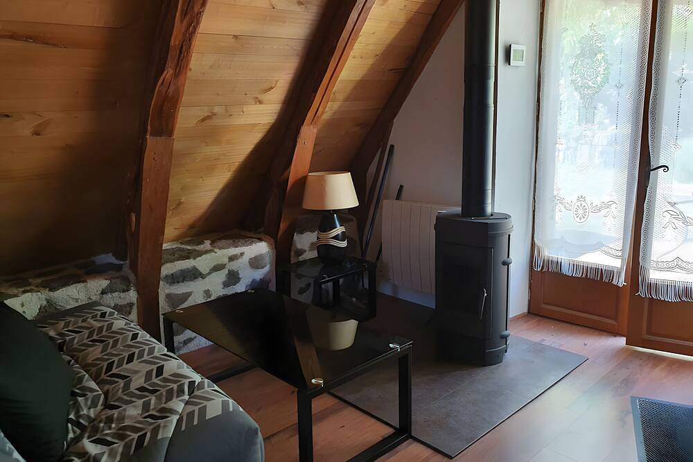 Petit gîte de charme pour 2/3 pers La Chèvrerie in Saint-Vincent-de-Salers, Parc naturel régional des Volcans d'Auvergne