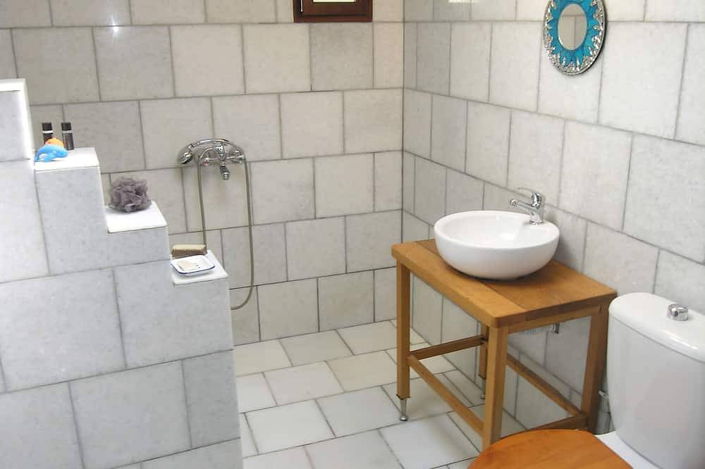 Altes Bauernhaus, geräumige offene Küche, ein Zimmer mit zwei Einzelbetten und ein Schlafzimmer mit einem Doppelbett im Schuppen neben dem Haus; Badezimmer mit Wc und Dusche in Ikaria