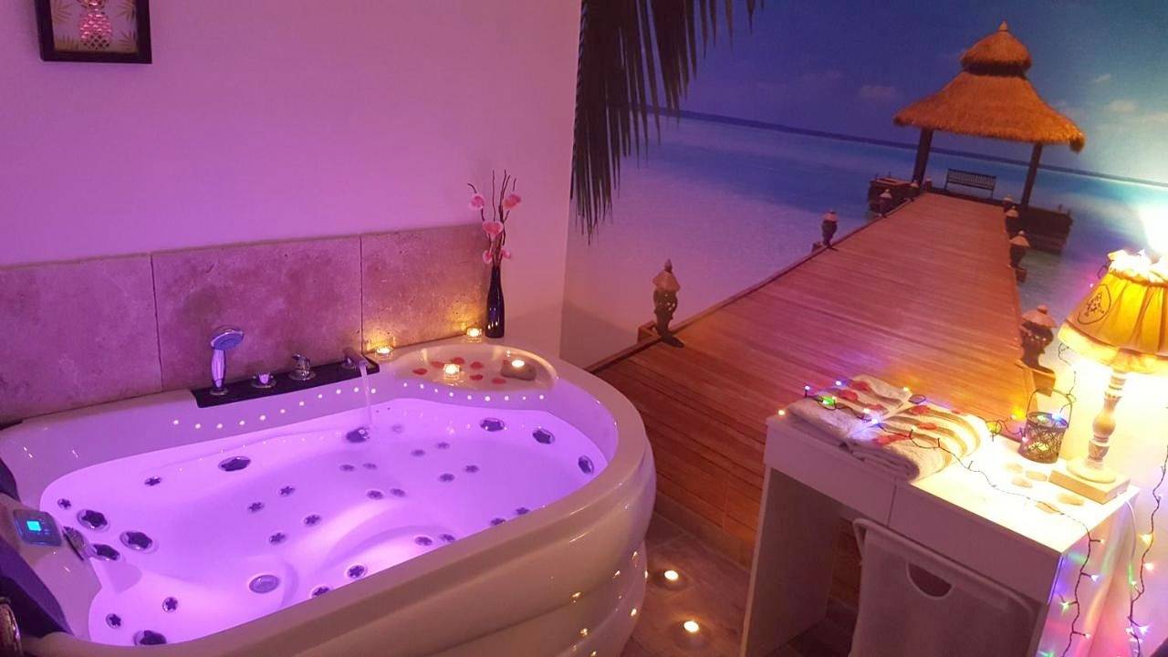 Suite with Hot Tub in Sénas, Région d'Arles