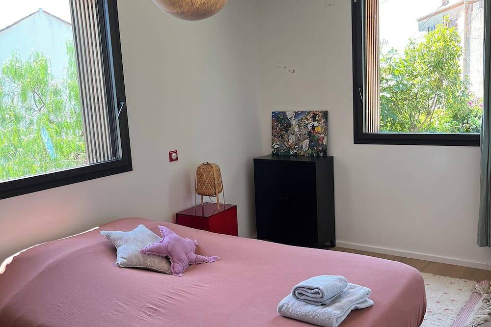 Villa Roucas Blanc in quiet neighborhood with unobstructed view. Beach access on foot. in Marseille, Marseille region