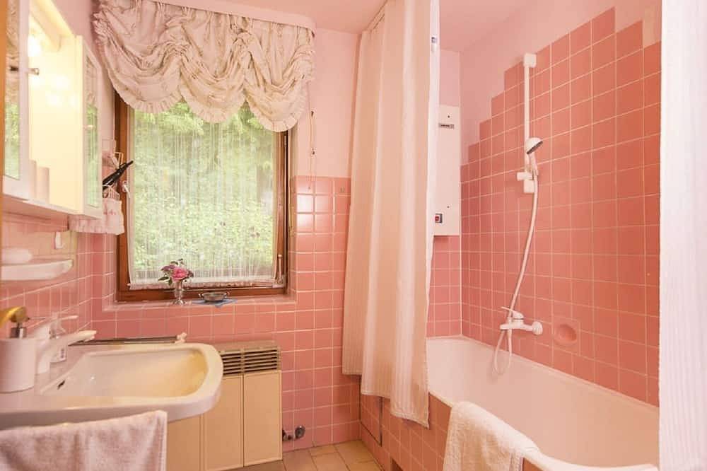 Ganze Wohnung, Großes, voll ausgestattetes Ferienhaus (65qm) mit überdachter Terrasse und Kaminofen in Weidenberg, Frankenalb