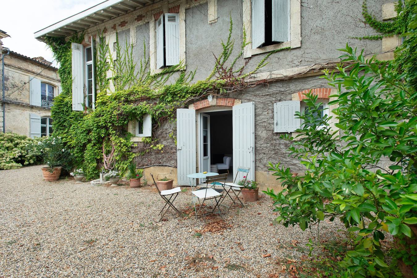 Guest Room “L’annexe De Camillac - Chambre 1920” with Private Garden and Wi-Fi in Bourg, Blaye region