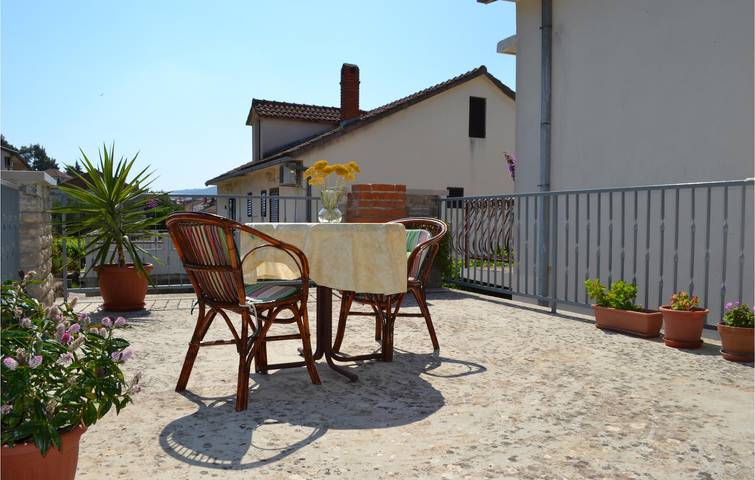 Ganze Ferienwohnung, Gemütliche Wohnung mit Terrasse, WLAN und Parkplatz, 2,5 km vom Strand entfernt in Jelsa, Hvar